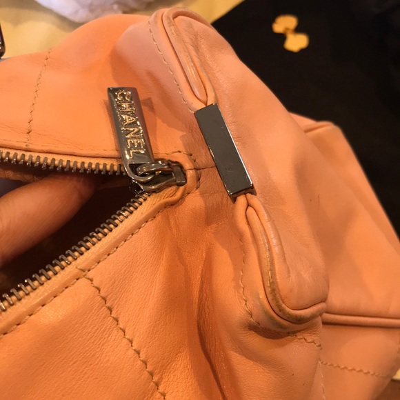100% authentic Chanel salmon color handbag - Picture 6 of 8